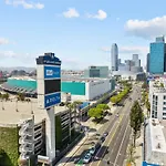 Large Dtla Townhome On-Site Free Parking, A Rooftop Gym, & A Pool