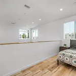 Chic 3-Levels Loft-Style 2-Bedroom 2-Bathroom Condo By Hollywood