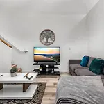 1-Bedroom Lofts In Hollywood Modern Design, Balcony, Parking & Hollywood Sign
