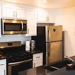 Cozy Modern 1-Bedroom In Koreatown, Near Hollywood Attractions