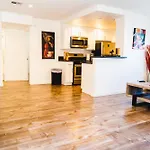 Cozy Modern 1-Bedroom In Koreatown, Near Hollywood Attractions