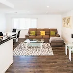 Chic 1-Bedroom With Dinning Area In Central Location Close To Downtown With Free Parking