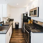 Chic 1-Bedroom With Dinning Area In Central Location Close To Downtown With Free Parking