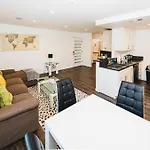 Chic 1-Bedroom With Dinning Area In Central Location Close To Downtown With Free Parking