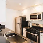 Stylish One Bedroom In Hollywood Koreatown Area With Parking