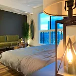 Modern Cosmopolitan Home In Hollywood-Free Parking