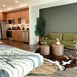 Modern Cosmopolitan Home In Hollywood-Free Parking