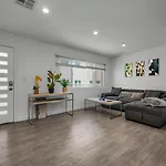 Stylish One-Bedroom Retreat With Central Ac & Free Parking In The Heart Of Hollywood