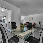 Prime Location 1 Bedroom And Bathroom Retreat In Beverly Hills