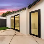 Luxury Living 3Br House With Outdoor Space, Parking
