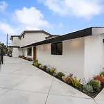 Luxury Living 3Br House With Outdoor Space, Parking