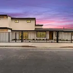 Luxury Living 3Br House With Outdoor Space, Parking