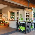 Urban Luxury In Brentwood