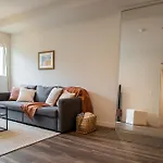 Stylish One Bedroom Apartment In The Heart Of Weho