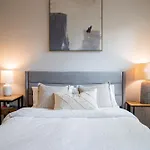 Stylish One Bedroom Apartment In The Heart Of Weho