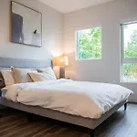 Stylish One Bedroom Apartment In The Heart Of Weho