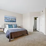 Charming 3-Bedroom 3 Bth Apt Near Venice Beach!