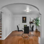 Modern Large 2 Level 2-Bedroom 2-Bathroom By West Hollywood