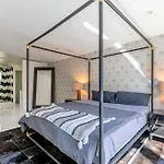 3M Hollywood Modern Oasis