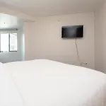 Two Bedroom By The Hollywood Walk Of Fame!