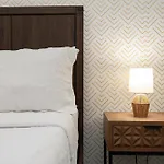 Two Bedroom By The Hollywood Walk Of Fame!