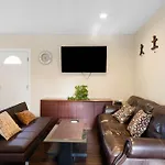 1 Bd Guest House In La Perfect For Long Term Stay