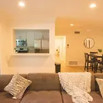 King Size Bed In Cozy, Modern Hollywood Place