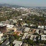 King Size Bed In Cozy, Modern Hollywood Place