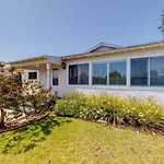 Dazzling Westside 4 Bedroom Home-Minutes To The Beach