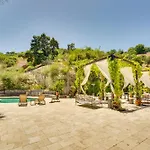 Sherman Oaks Hideaway Lush Grounds, Shared Pool!
