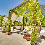 Sherman Oaks Hideaway Lush Grounds, Shared Pool!