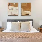 Trendy & Comfy 4Bdr Townhouse In Hollywood