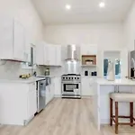 Spacious 4Bed 2Bath, Gated Pool, Wi-Fi, Garage
