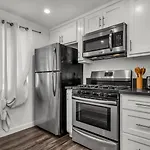Modern 2 Levels One-Bedroom Retreat In Central Location In Hollywood