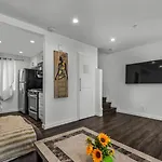 Modern 2 Levels One-Bedroom Retreat In Central Location In Hollywood