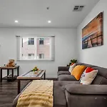 Modern 2 Levels One-Bedroom Retreat In Central Location In Hollywood