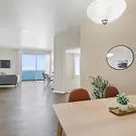 Charming 3-Bedroom 3 Bth Apt Near Venice Beach!
