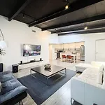 Stylish 2Br House With Serene Shared Yard - Sh2-Wb