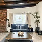Stylish 2Br House With Serene Shared Yard - Sh2-Wb
