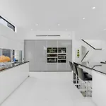 Sleek Grand Villa In Beverly Hills