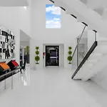 Sleek Grand Villa In Beverly Hills