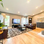 Luxurious House W Pool-Prime Location