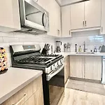 Designer Silver Lake Stylish One Bedroom With Parking