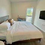 Designer Silver Lake Stylish One Bedroom With Parking