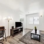 Cozy Elegant Oasis With Parking