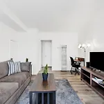 Cozy Elegant Oasis With Parking