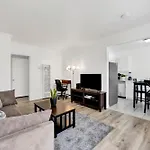 Cozy Elegant Oasis With Parking