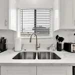 Cozy Elegant Oasis With Parking