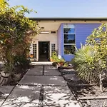 Lovely One Bedroom Guest House In Encino Village