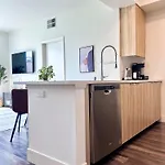 Trendy 2Bd 2Bth Apt Steps From Downtown Santa Monica With Ocean Views!
